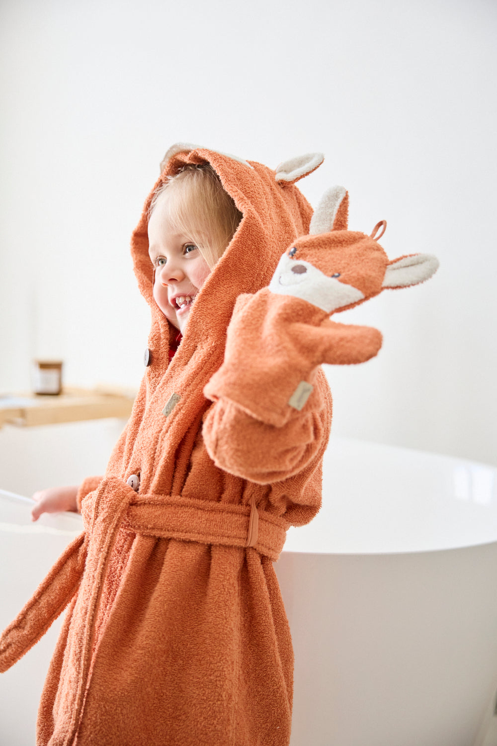 Mit dem&nbsp;Waschhandschuh Filou&nbsp;wird Körperpflege zum Kinderspiel! Die&nbsp;praktische 2-in-1-Lösung&nbsp;vereint Waschlappen und Handpuppe in einer niedlichen Fuchsform. Das weiche Frottee aus Baumwolle ist besonders hautfreundlich und angenehm in der Anwendung.

Ob beim Waschen, Planschen oder Spielen – Filou bringt Spaß in die tägliche Routine und unterstützt Eltern bei der sanften Reinigung ihres Kindes.

Waschhandschuh mit Handpuppen-Funktion
In kindgerechter Fuchsform mit liebevollen Details
Ha