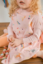 Mit unserer „BOO“ Signature Kollektion möchten wir mehr Freiheit im Alltag für Eltern und Kinder schaffen. Weniger Outfitwechsel, weniger Wäsche und mehr entspannte Momente am Tisch.

Ein Lätzchen, das sich gut anfühlt. Für Kinder und für Eltern.