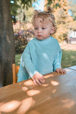 Mit unserer „BOO“ Signature Kollektion möchten wir mehr Freiheit im Alltag für Eltern und Kinder schaffen. Weniger Outfitwechsel, weniger Wäsche und mehr entspannte Momente am Tisch.

Ein Lätzchen, das sich gut anfühlt. Für Kinder und für Eltern.