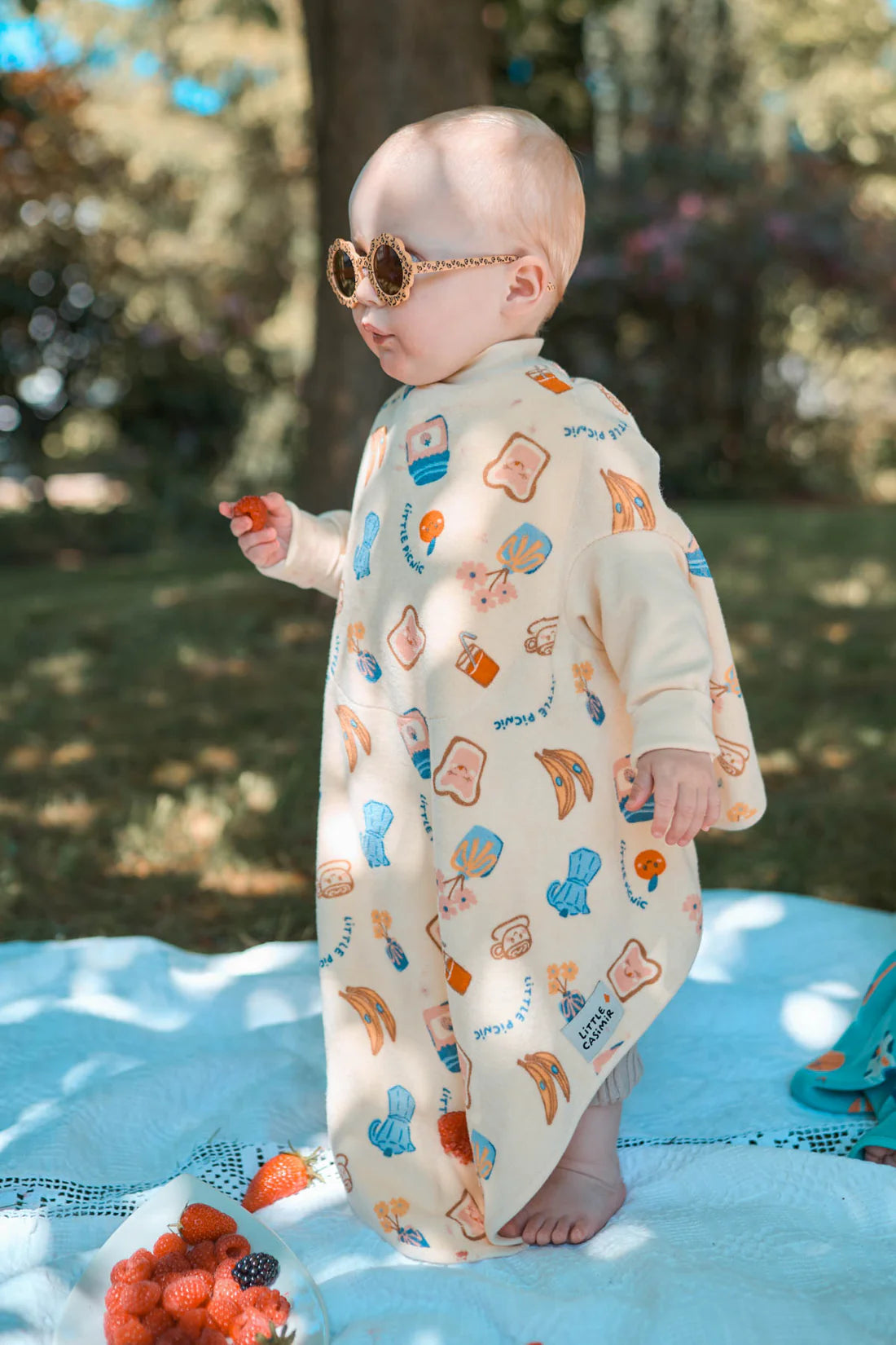 Mit unserer „BOO“ Signature Kollektion möchten wir mehr Freiheit im Alltag für Eltern und Kinder schaffen. Weniger Outfitwechsel, weniger Wäsche und mehr entspannte Momente am Tisch.&nbsp;Ein Lätzchen, das sich gut anfühlt. Für Kinder und für Eltern.