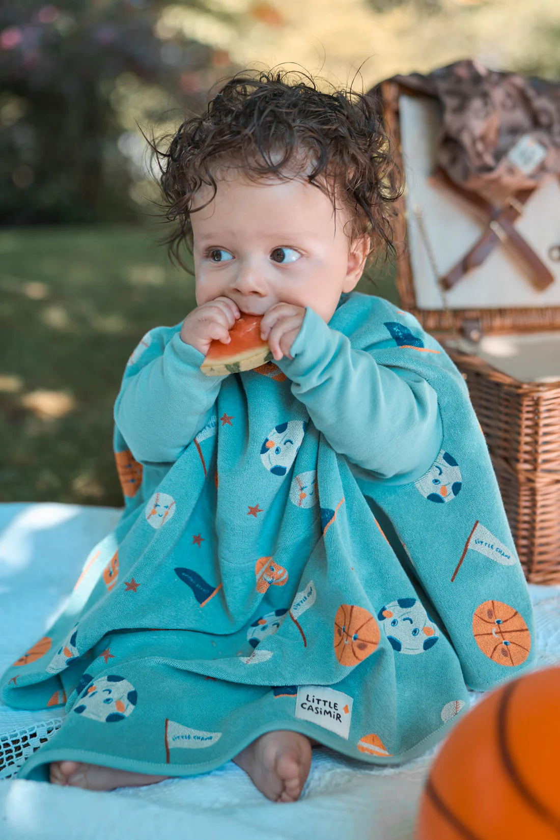 Mit unserer „BOO“ Signature Kollektion möchten wir mehr Freiheit im Alltag für Eltern und Kinder schaffen. Weniger Outfitwechsel, weniger Wäsche und mehr entspannte Momente am Tisch.&nbsp;Ein Lätzchen, das sich gut anfühlt. Für Kinder und für Eltern.