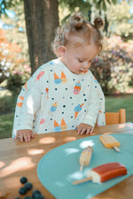 Mit unserer „BOO“ Signature Kollektion möchten wir mehr Freiheit im Alltag für Eltern und Kinder schaffen. Weniger Outfitwechsel, weniger Wäsche und mehr entspannte Momente am Tisch.&nbsp;Ein Lätzchen, das sich gut anfühlt. Für Kinder und für Eltern.