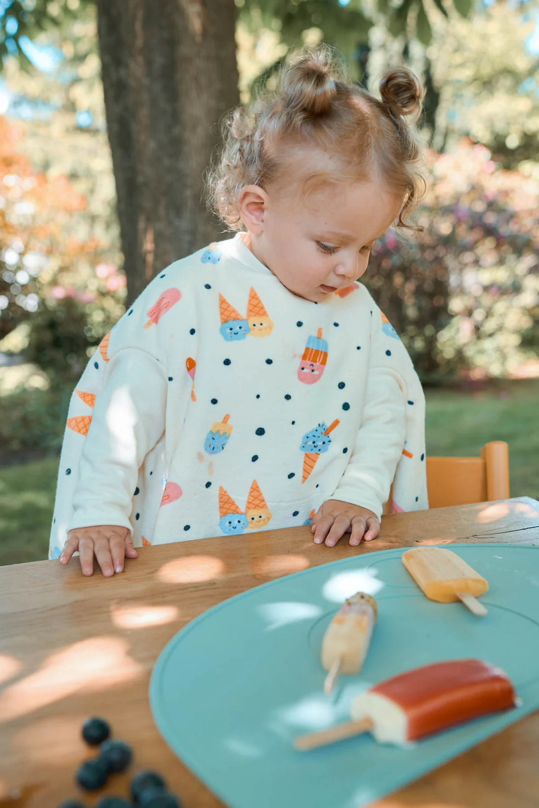 Mit unserer „BOO“ Signature Kollektion möchten wir mehr Freiheit im Alltag für Eltern und Kinder schaffen. Weniger Outfitwechsel, weniger Wäsche und mehr entspannte Momente am Tisch.&nbsp;Ein Lätzchen, das sich gut anfühlt. Für Kinder und für Eltern.