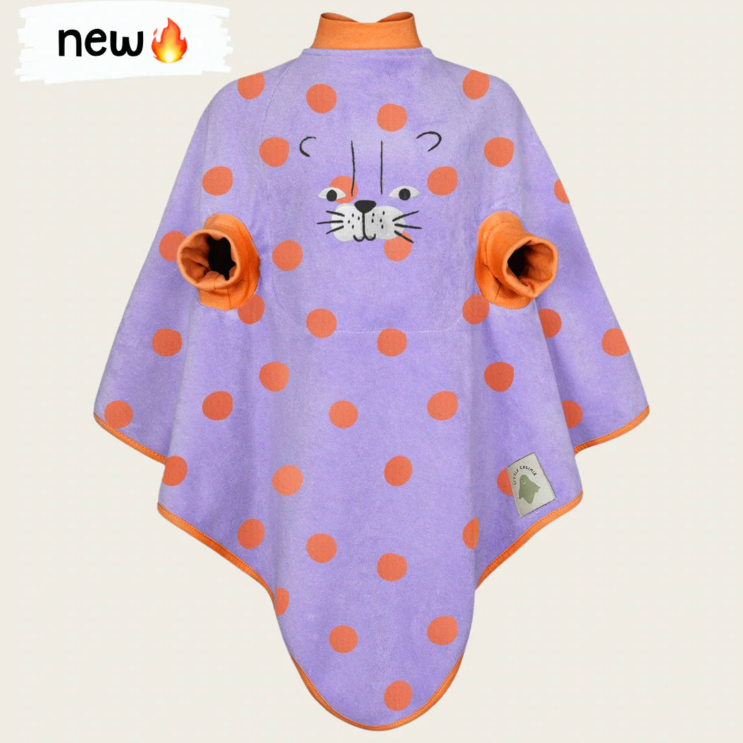 Beschreibung

Das Lätzchen „Boo“ hält Kinder trocken – dank wasserfestem Brustbereich und weichem Frottee. Es bietet viel Bewegungsfreiheit, wächst mit von 6 Monaten bis 4 Jahren und spart Eltern Zeit beim Waschen. Aus 100 % OEKO-Tex Baumwolle, pflegeleicht und frei von Schadstoffen. Ein praktischer und nachhaltiger Begleiter für kleine Abenteurer!

Qualität, die man spürt

Jede Naht ist durchdacht: Nichts drückt, keine harten Kanten.
Umkrempelbare Säume an den Ärmellöchern verhindern Kleckern nach innen.
R