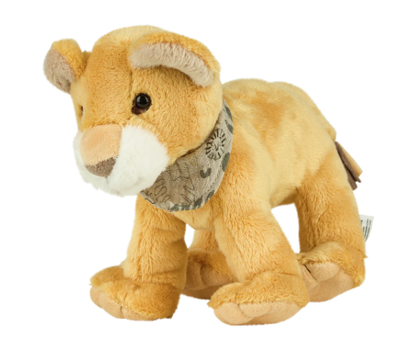 Das Kuscheltier Löwe Leo ist 18 cm groß, weich und wattiert. Es besteht aus flauschigem Material und hat ein niedliches Halstuch. Leicht und handlich eignet es sich ideal für Kinderhände und ist pflegeleicht, da es waschbar ist. Ein langlebiger Begleiter zum Kuscheln und Spielen.