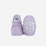 Beschreibung

Die Kings &amp; Rebels Baby Booties wurden mit einem einfachen und praktischen Druckknopf- Verschluss entworfen, was das Anziehen von strampelnden Babys in wenigen Sekunden ermöglicht.

Der komplett um die Ferse verlaufende und über dem Knöchel sitzende, integrierte Gummizug verhindert auch bei sehr aktiven Babys das Herunterrutschen des Booties.

Die Booties passen sich perfekt an die individuelle Form der Babyfüße an und schränken somit die natürliche Entwicklung in keinster Weise ein.