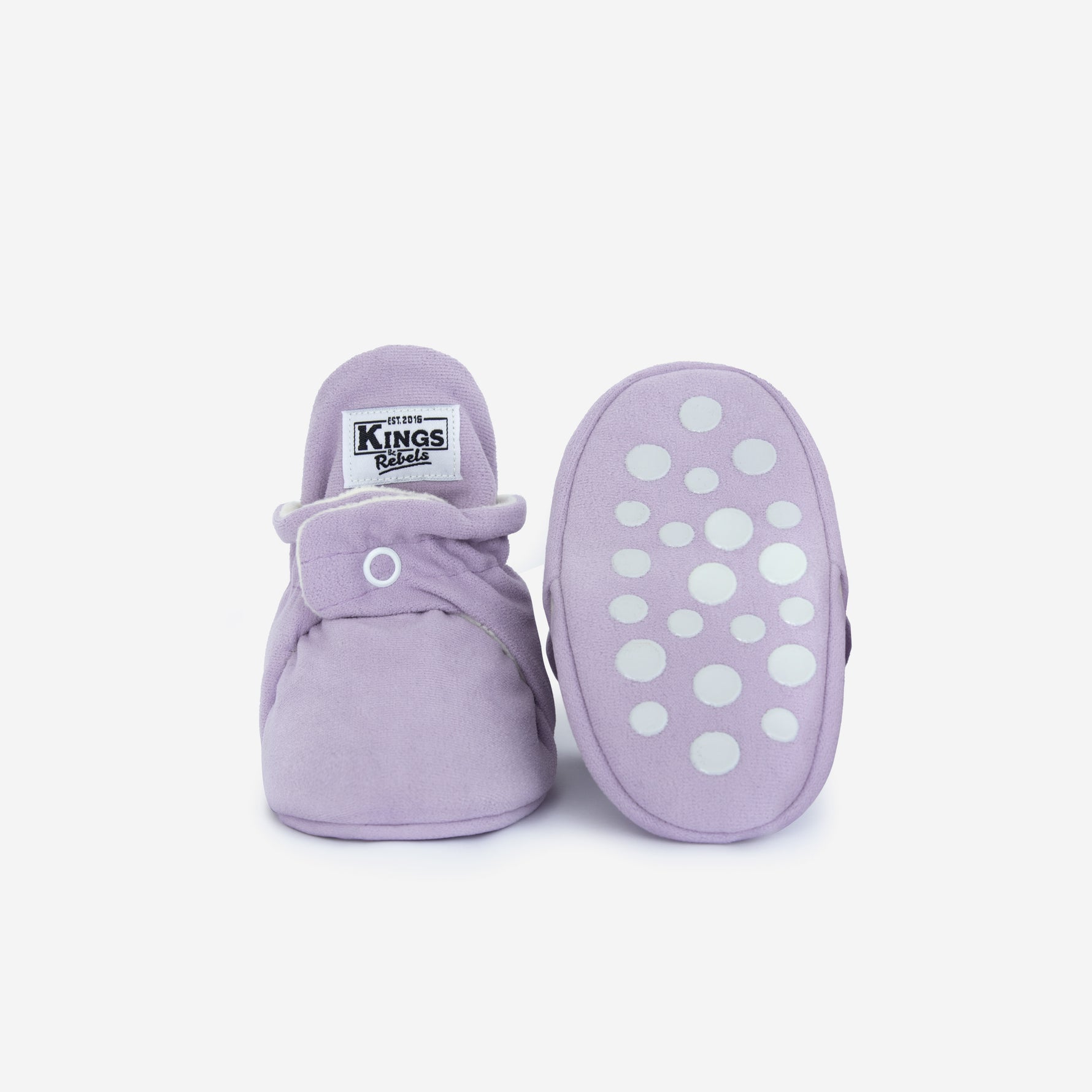 Beschreibung

Die Kings &amp; Rebels Baby Booties wurden mit einem einfachen und praktischen Druckknopf- Verschluss entworfen, was das Anziehen von strampelnden Babys in wenigen Sekunden ermöglicht.

Der komplett um die Ferse verlaufende und über dem Knöchel sitzende, integrierte Gummizug verhindert auch bei sehr aktiven Babys das Herunterrutschen des Booties.

Die Booties passen sich perfekt an die individuelle Form der Babyfüße an und schränken somit die natürliche Entwicklung in keinster Weise ein.
