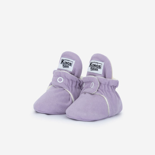 Beschreibung

Die Kings &amp; Rebels Baby Booties wurden mit einem einfachen und praktischen Druckknopf- Verschluss entworfen, was das Anziehen von strampelnden Babys in wenigen Sekunden ermöglicht.

Der komplett um die Ferse verlaufende und über dem Knöchel sitzende, integrierte Gummizug verhindert auch bei sehr aktiven Babys das Herunterrutschen des Booties.

Die Booties passen sich perfekt an die individuelle Form der Babyfüße an und schränken somit die natürliche Entwicklung in keinster Weise ein.