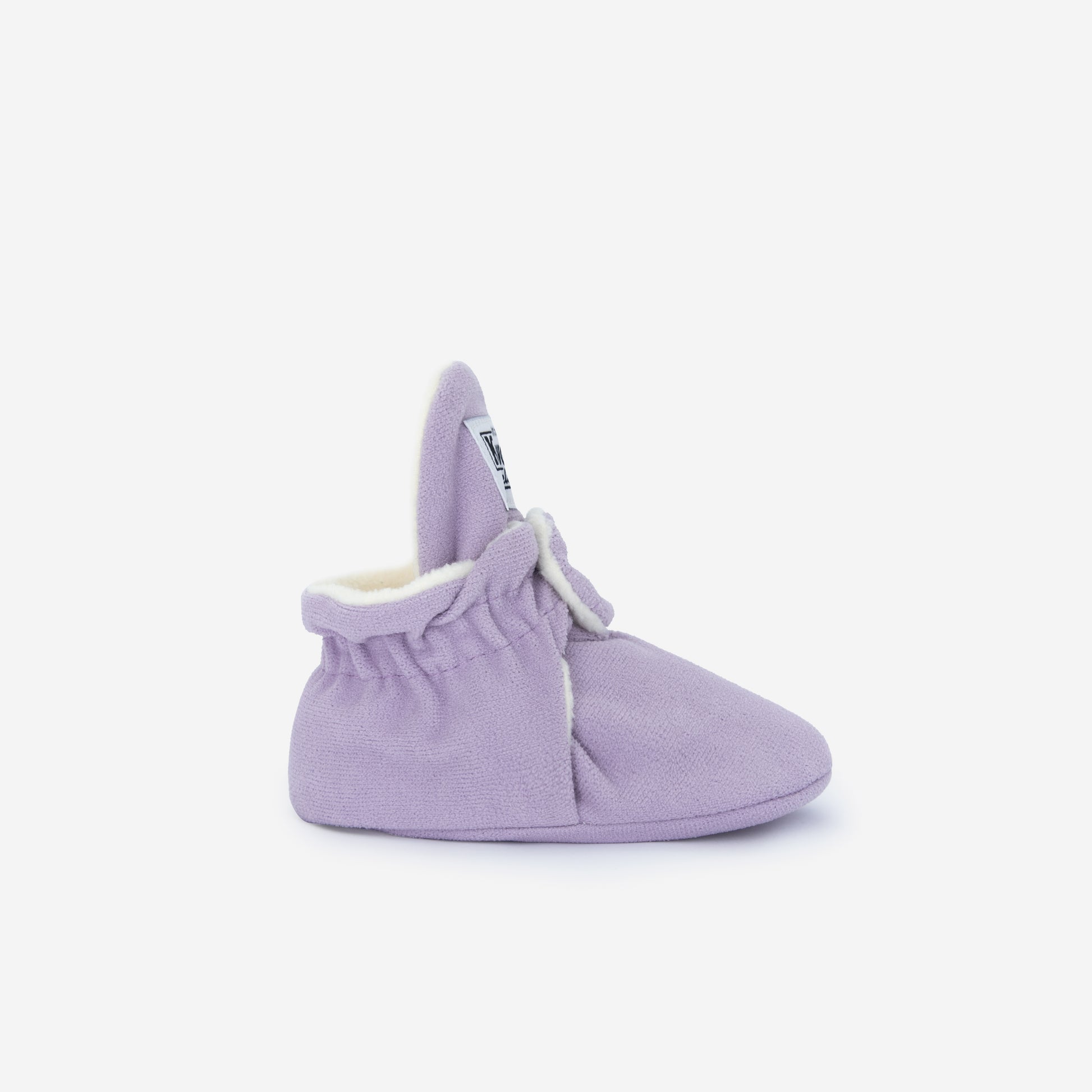 Beschreibung

Die Kings &amp; Rebels Baby Booties wurden mit einem einfachen und praktischen Druckknopf- Verschluss entworfen, was das Anziehen von strampelnden Babys in wenigen Sekunden ermöglicht.

Der komplett um die Ferse verlaufende und über dem Knöchel sitzende, integrierte Gummizug verhindert auch bei sehr aktiven Babys das Herunterrutschen des Booties.

Die Booties passen sich perfekt an die individuelle Form der Babyfüße an und schränken somit die natürliche Entwicklung in keinster Weise ein.