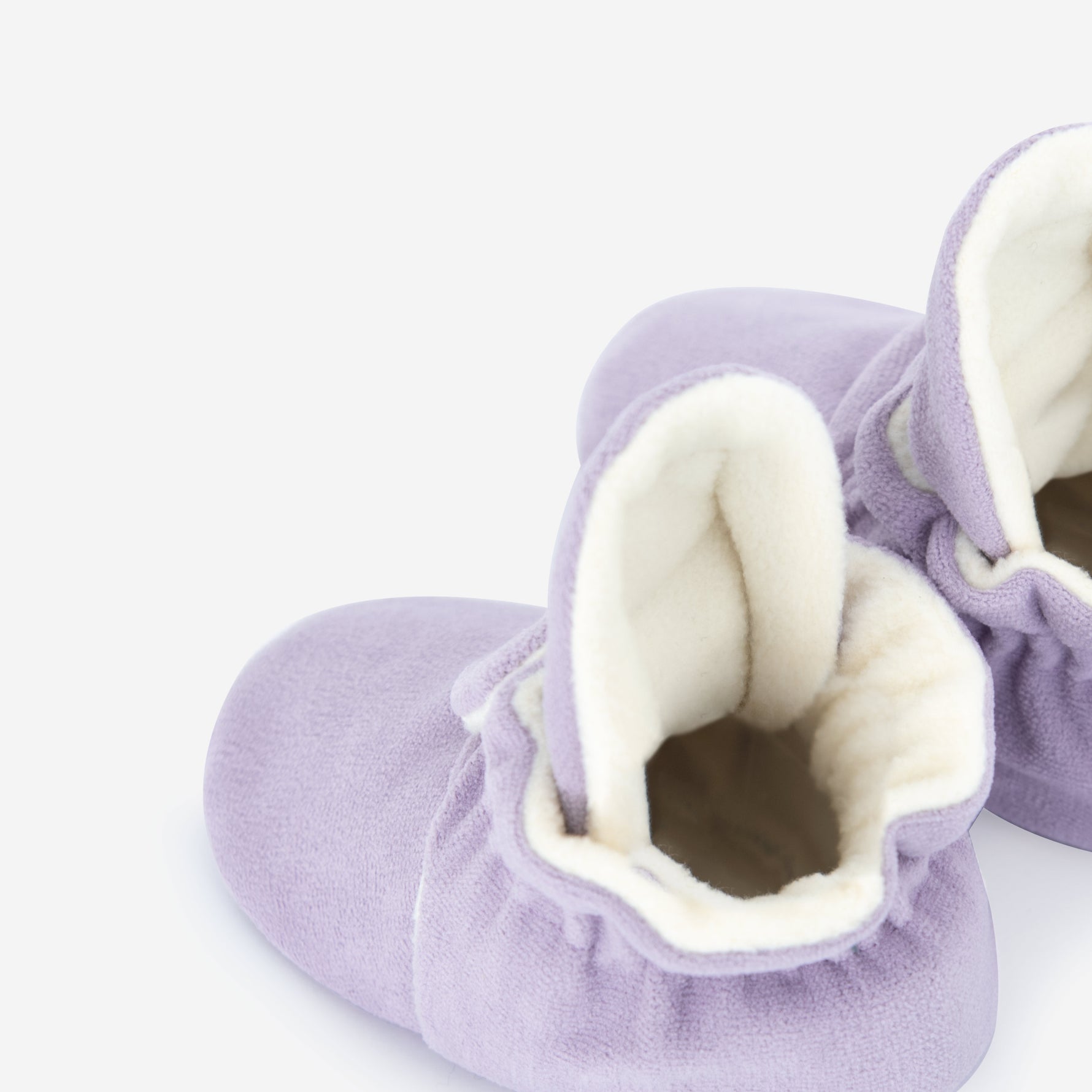 Beschreibung

Die Kings &amp; Rebels Baby Booties wurden mit einem einfachen und praktischen Druckknopf- Verschluss entworfen, was das Anziehen von strampelnden Babys in wenigen Sekunden ermöglicht.

Der komplett um die Ferse verlaufende und über dem Knöchel sitzende, integrierte Gummizug verhindert auch bei sehr aktiven Babys das Herunterrutschen des Booties.

Die Booties passen sich perfekt an die individuelle Form der Babyfüße an und schränken somit die natürliche Entwicklung in keinster Weise ein.