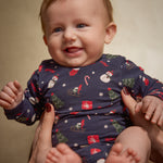 Weiches Langarm-Babybody in dunklem Blau mit festlichem Weihnachtsmotiv-Allover-Design von Minymo – perfekt für die Winterzeit.