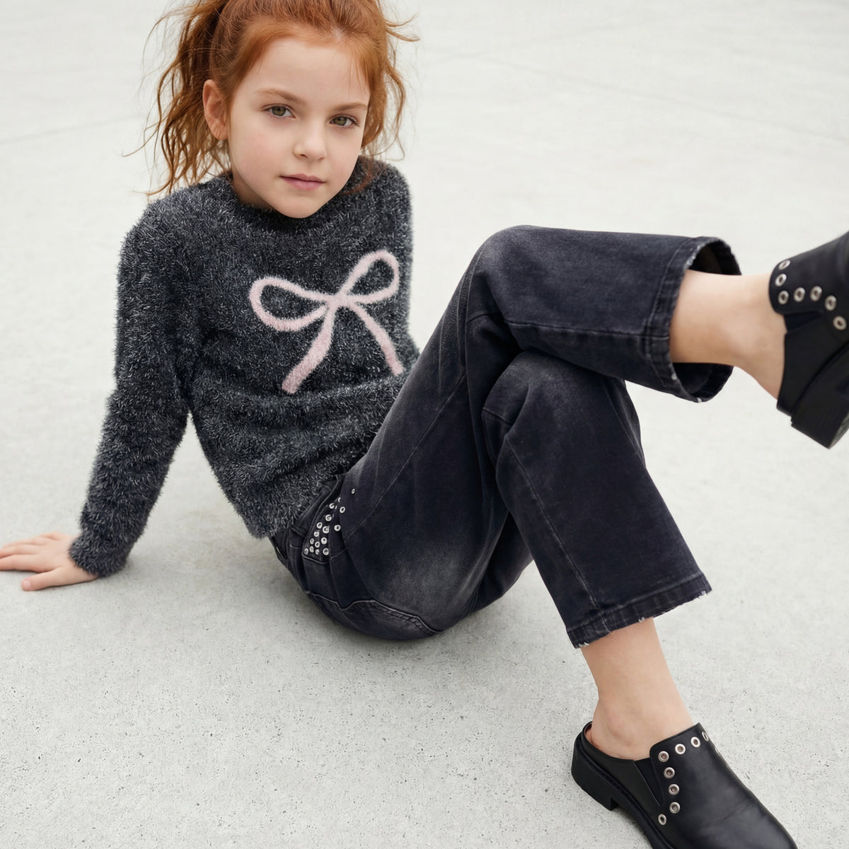 Ein weiches Knit Pullover mit funkelndem Glitzer und zierlichem Schleifenmotiv – perfekt für stilbewusste Kids. Die hochwertige Mischung aus Nylon und Metallic Fiber sorgt für Glanz und Strapazierfähigkeit. Ideal für besondere Anlässe oder als Lieblingsstück im Alltag.