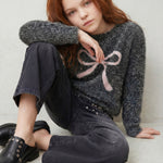 Ein weiches Knit Pullover mit funkelndem Glitzer und zierlichem Schleifenmotiv – perfekt für stilbewusste Kids. Die hochwertige Mischung aus Nylon und Metallic Fiber sorgt für Glanz und Strapazierfähigkeit. Ideal für besondere Anlässe oder als Lieblingsstück im Alltag.