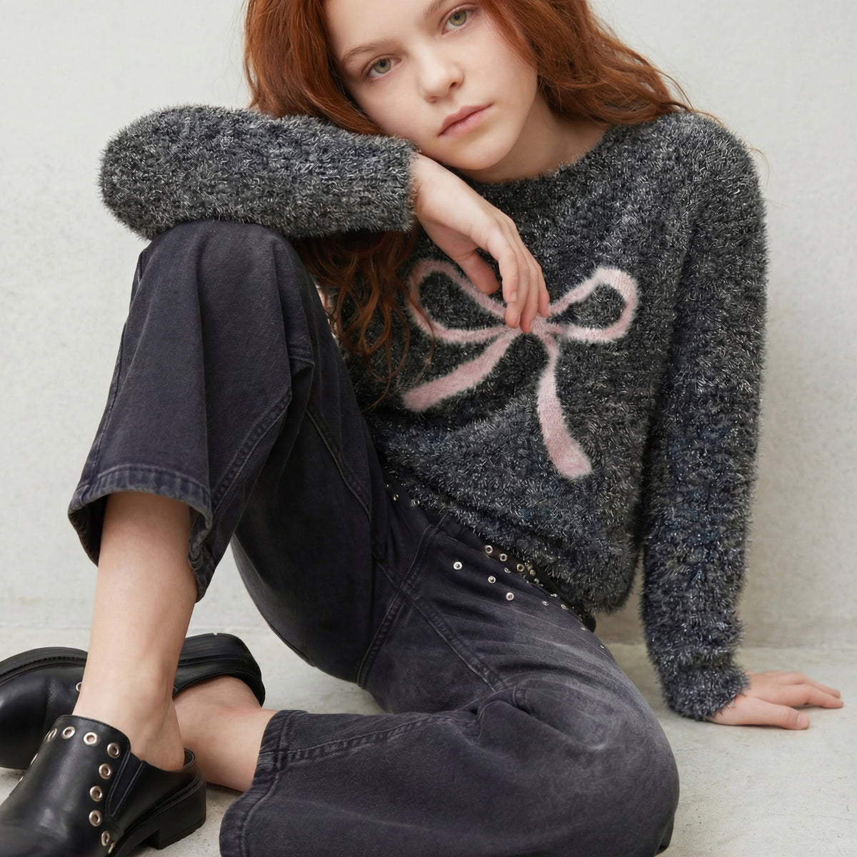Ein weiches Knit Pullover mit funkelndem Glitzer und zierlichem Schleifenmotiv – perfekt für stilbewusste Kids. Die hochwertige Mischung aus Nylon und Metallic Fiber sorgt für Glanz und Strapazierfähigkeit. Ideal für besondere Anlässe oder als Lieblingsstück im Alltag.