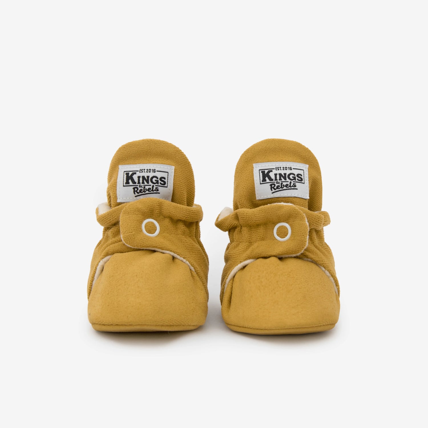 Die Kings &amp; Rebels Baby Booties wurden mit einem einfachen und praktischen Druckknopf- Verschluss entworfen, was das Anziehen von strampelnden Babys in wenigen Sekunden ermöglicht.

Der komplett um die Ferse verlaufende und über dem Knöchel sitzende, integrierte Gummizug verhindert auch bei sehr aktiven Babys das Herunterrutschen des Booties.

Die Booties passen sich perfekt an die individuelle Form der Babyfüße an und schränken somit die natürliche Entwicklung in keinster Weise ein.&nbsp;

Alle Kings &