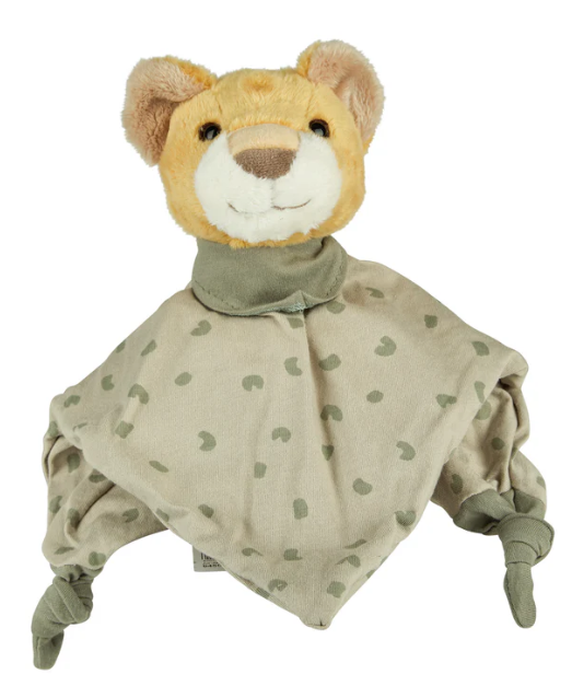 Das Schmusetuch Löwe Leo aus weichem Flausch- und Jerseystoff ist ideal für Babys. Mit 27 x 42 x 9 cm passt es gut in kleine Hände, die geknoteten Enden fördern die Motorik. Leicht, angenehm und waschbar – perfekt für Zuhause und unterwegs.