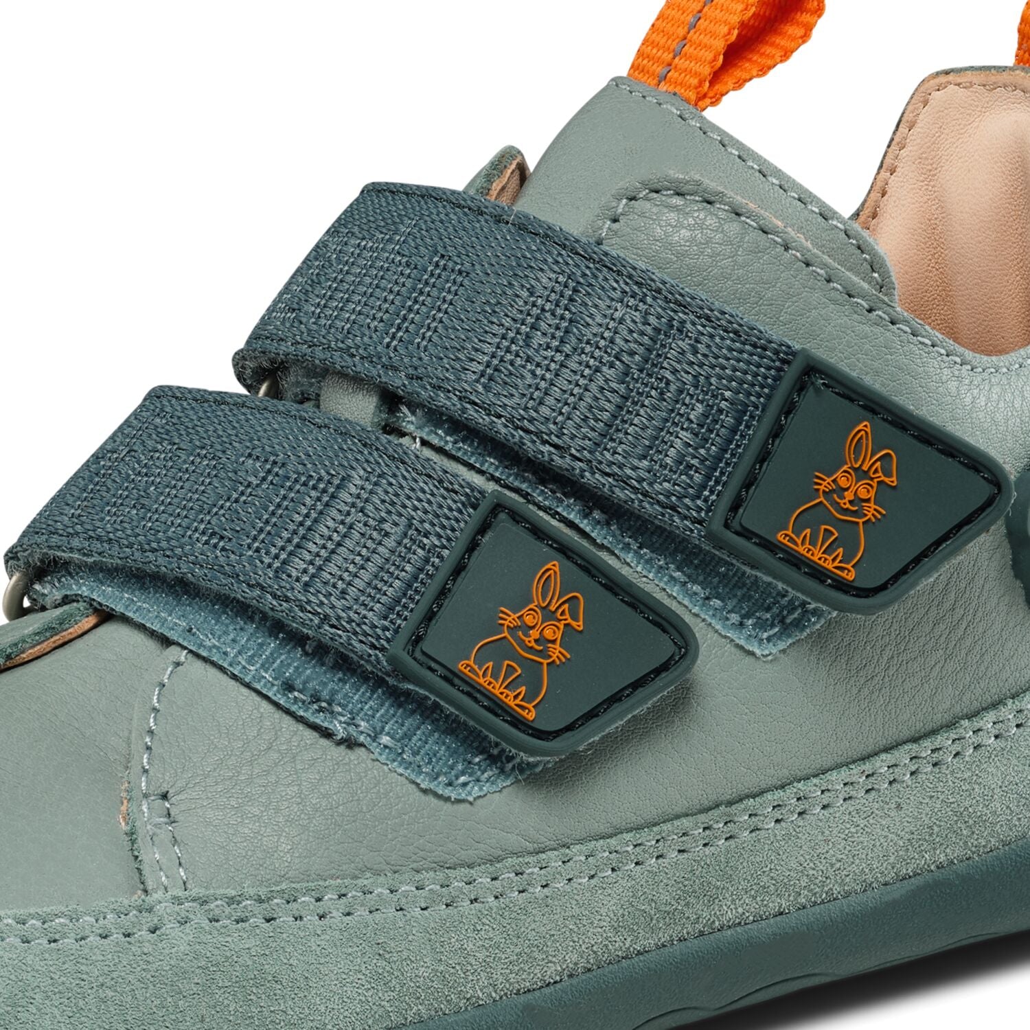 Hochwertiger Leder-Halbschuh mit niedlichem Bunny-Design von Affenzahn. Der Buddy Bunny besticht durch hochwertige Verarbeitung und angenehmen Tragekomfort. Perfekt für aktive Kinder, die Stil und Funktionalität lieben. Mit robuster Sohle und strapazierfähigem Leder für alltägliche Abenteuer.