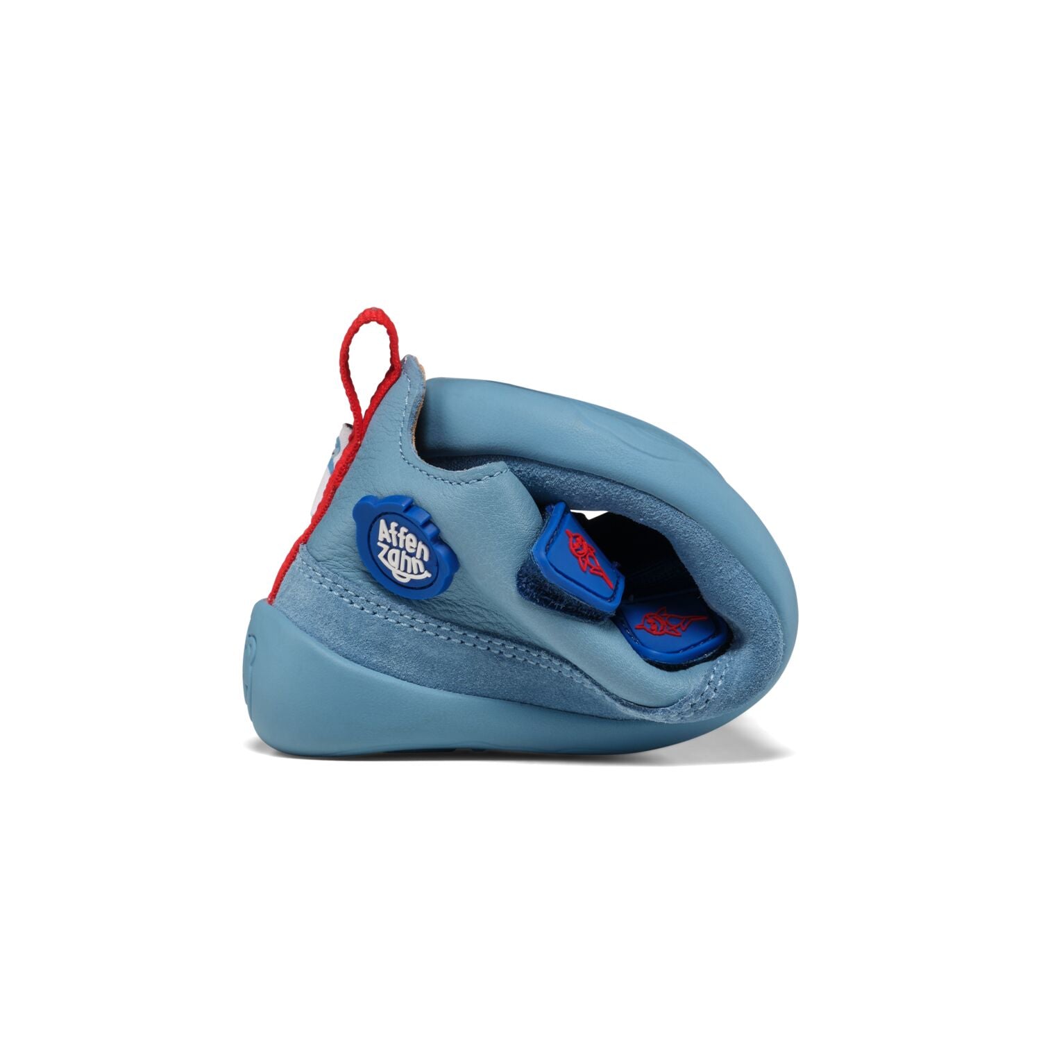 Der Halbschuh Leder Buddy Hai von Affenzahn ist ein robuster Begleiter für kleine Abenteurer. Mit hochwertigem Leder und kindgerechtem Design bietet er Komfort und Halt für aktive Kinderfüße. Das charakteristische Hai-Design macht jeden Schritt zum Spielabenteuer. Perfekt für Alltag und Outdoor-Aktivitäten.