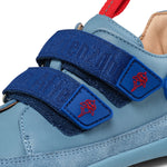 Der Halbschuh Leder Buddy Hai von Affenzahn ist ein robuster Begleiter für kleine Abenteurer. Mit hochwertigem Leder und kindgerechtem Design bietet er Komfort und Halt für aktive Kinderfüße. Das charakteristische Hai-Design macht jeden Schritt zum Spielabenteuer. Perfekt für Alltag und Outdoor-Aktivitäten.
