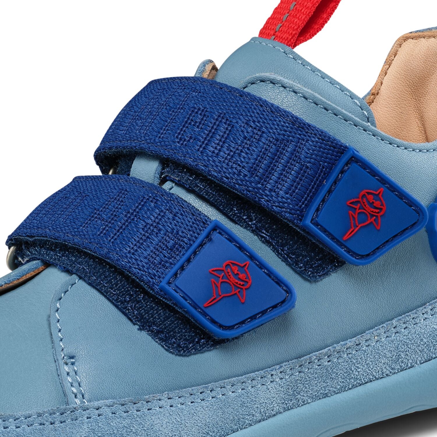 Der Halbschuh Leder Buddy Hai von Affenzahn ist ein robuster Begleiter für kleine Abenteurer. Mit hochwertigem Leder und kindgerechtem Design bietet er Komfort und Halt für aktive Kinderfüße. Das charakteristische Hai-Design macht jeden Schritt zum Spielabenteuer. Perfekt für Alltag und Outdoor-Aktivitäten.