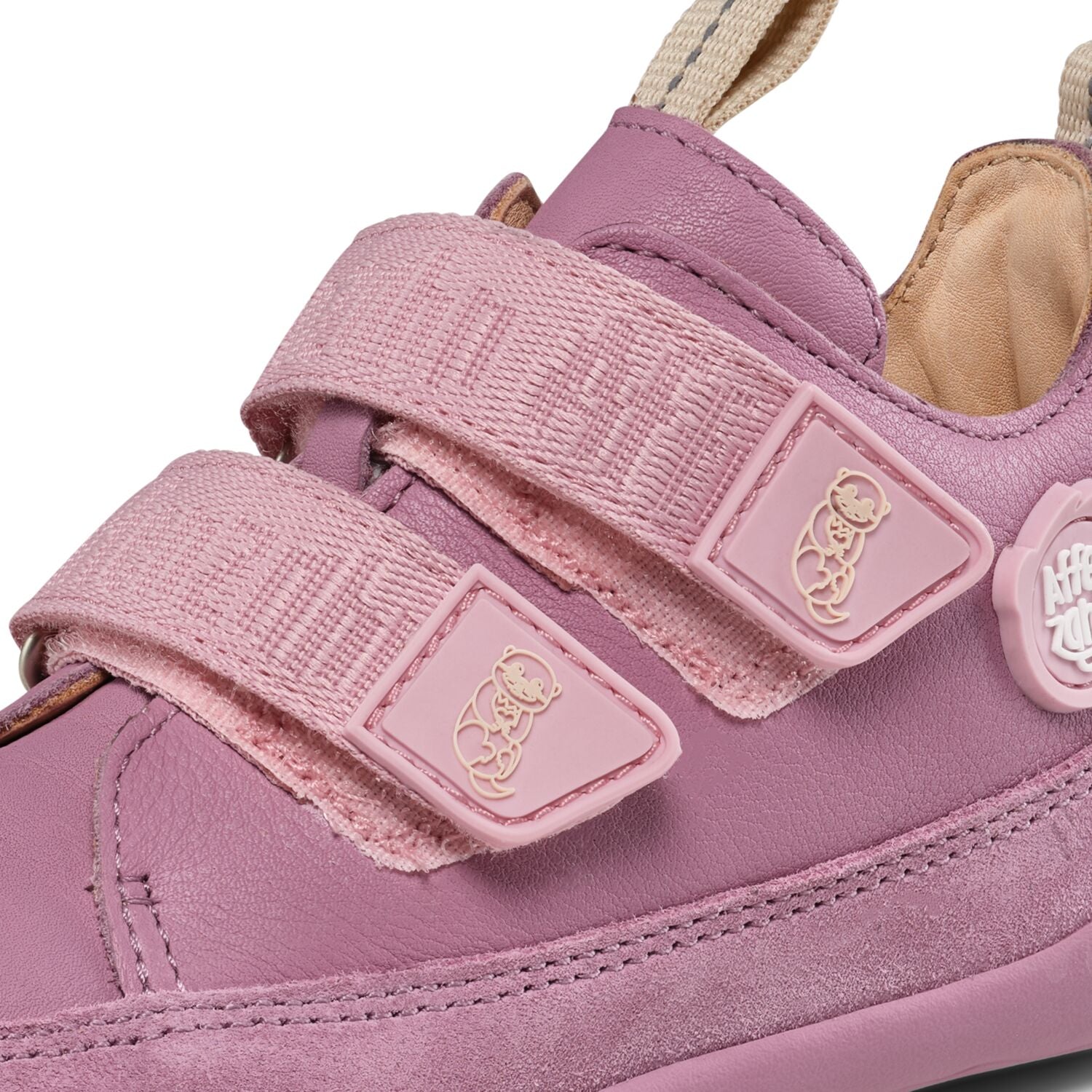 Hochwertiger Halbschuh aus echtem Leder für Kinder – der Buddy Otter von Affenzahn. Das beliebte Design kombiniert Komfort und Langlebigkeit mit einem niedlichen Otter-Motiv. Die robuste Lederverarbeitung sorgt für Strapazierfähigkeit im Alltag, während die flexible Sohle natürliche Bewegungsabläufe unterstützt. Perfekt für aktive Kinder, die Wert auf Qualität und Stil legen.