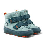 Der klassische Winterstiefel Wolle Comfy aus recycelter Wolle ist warm gefüttert und wasserdicht. Mit zwei Klettverschlüssen kinderleicht zu Öffnen und zu Schließen.