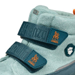 Der klassische Winterstiefel Wolle Comfy aus recycelter Wolle ist warm gefüttert und wasserdicht. Mit zwei Klettverschlüssen kinderleicht zu Öffnen und zu Schließen.