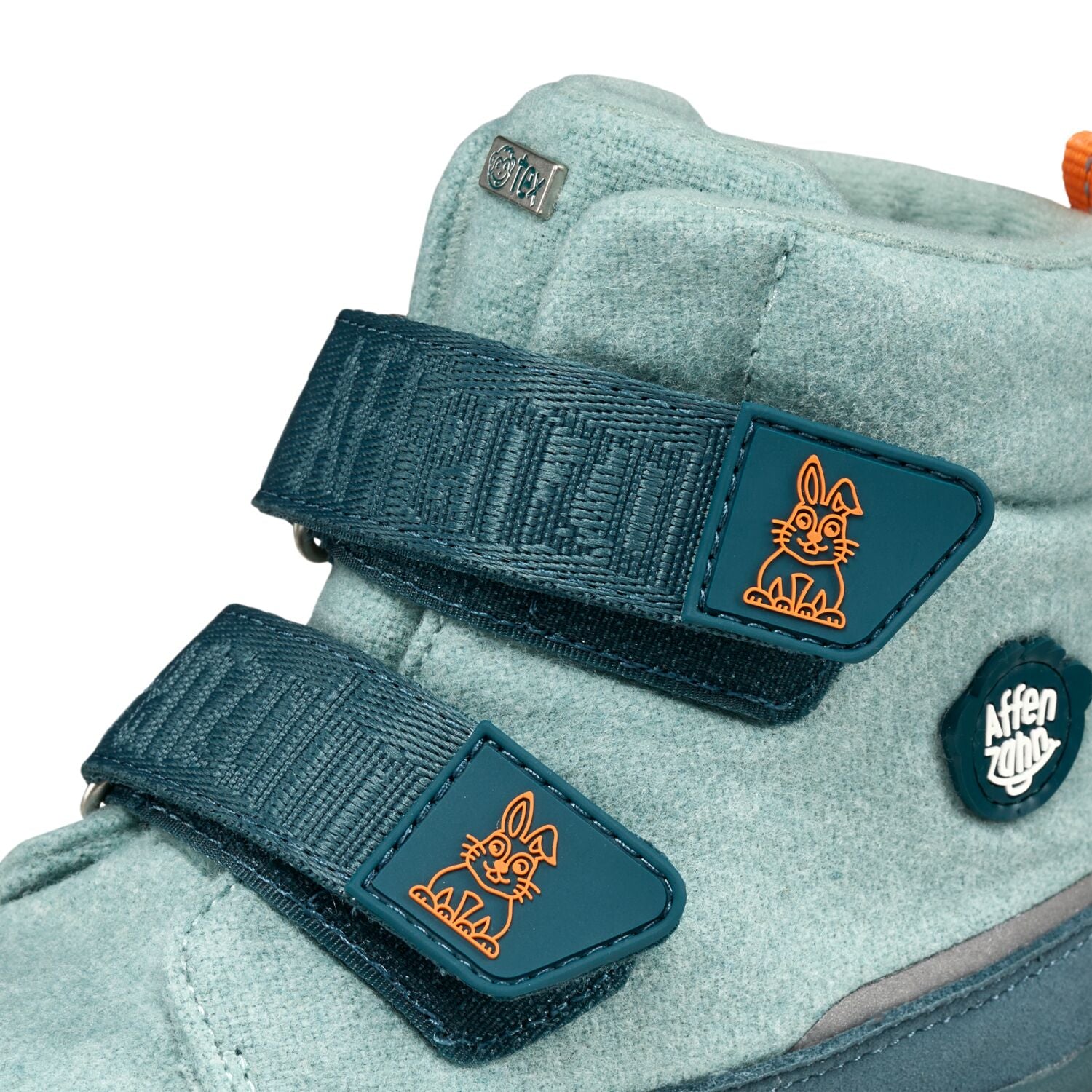 Der klassische Winterstiefel Wolle Comfy aus recycelter Wolle ist warm gefüttert und wasserdicht. Mit zwei Klettverschlüssen kinderleicht zu Öffnen und zu Schließen.