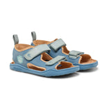 Die Sandale Leder Airy Hai von Affenzahn ist eine hochwertige Kindersandale, die Komfort und Stil vereint. Mit ihrem robusten Lederobermaterial bietet sie Langlebigkeit und natürliche Atmungsaktivität für warme Tage. Das ergonomische Design unterstützt den natürlichen Bewegungsablauf kleiner Füße und sorgt für sicheren Halt. Die flexible Sohle ermöglicht freie Bewegungsfreiheit, während die verstellbaren Verschlüsse eine individuelle Passform garantieren. Perfekt für Outdoor-Abenteuer und alltägliche Aktivi