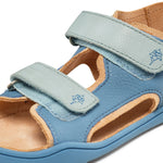 Die Sandale Leder Airy Hai von Affenzahn ist eine hochwertige Kindersandale, die Komfort und Stil vereint. Mit ihrem robusten Lederobermaterial bietet sie Langlebigkeit und natürliche Atmungsaktivität für warme Tage. Das ergonomische Design unterstützt den natürlichen Bewegungsablauf kleiner Füße und sorgt für sicheren Halt. Die flexible Sohle ermöglicht freie Bewegungsfreiheit, während die verstellbaren Verschlüsse eine individuelle Passform garantieren. Perfekt für Outdoor-Abenteuer und alltägliche Aktivi