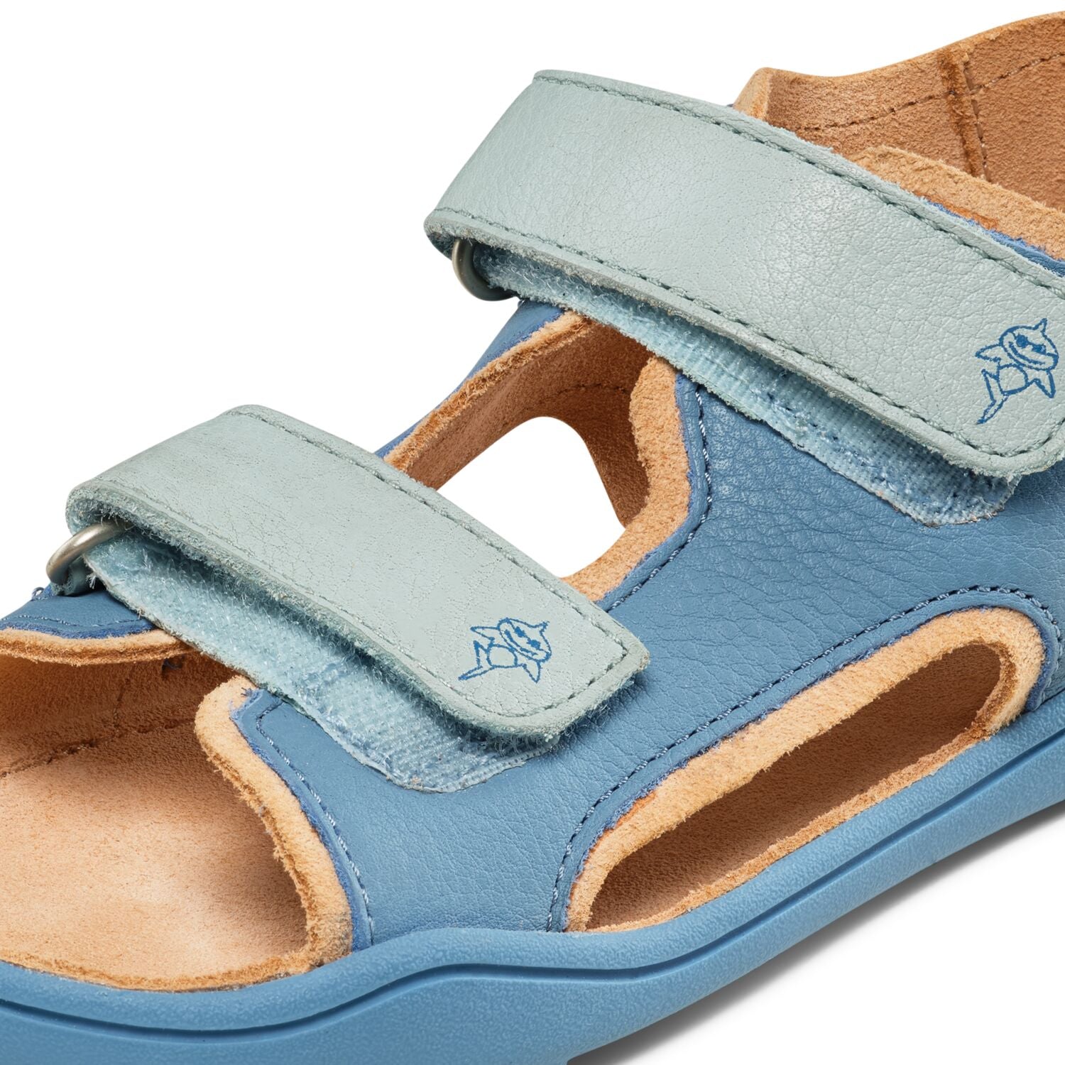 Die Sandale Leder Airy Hai von Affenzahn ist eine hochwertige Kindersandale, die Komfort und Stil vereint. Mit ihrem robusten Lederobermaterial bietet sie Langlebigkeit und natürliche Atmungsaktivität für warme Tage. Das ergonomische Design unterstützt den natürlichen Bewegungsablauf kleiner Füße und sorgt für sicheren Halt. Die flexible Sohle ermöglicht freie Bewegungsfreiheit, während die verstellbaren Verschlüsse eine individuelle Passform garantieren. Perfekt für Outdoor-Abenteuer und alltägliche Aktivi
