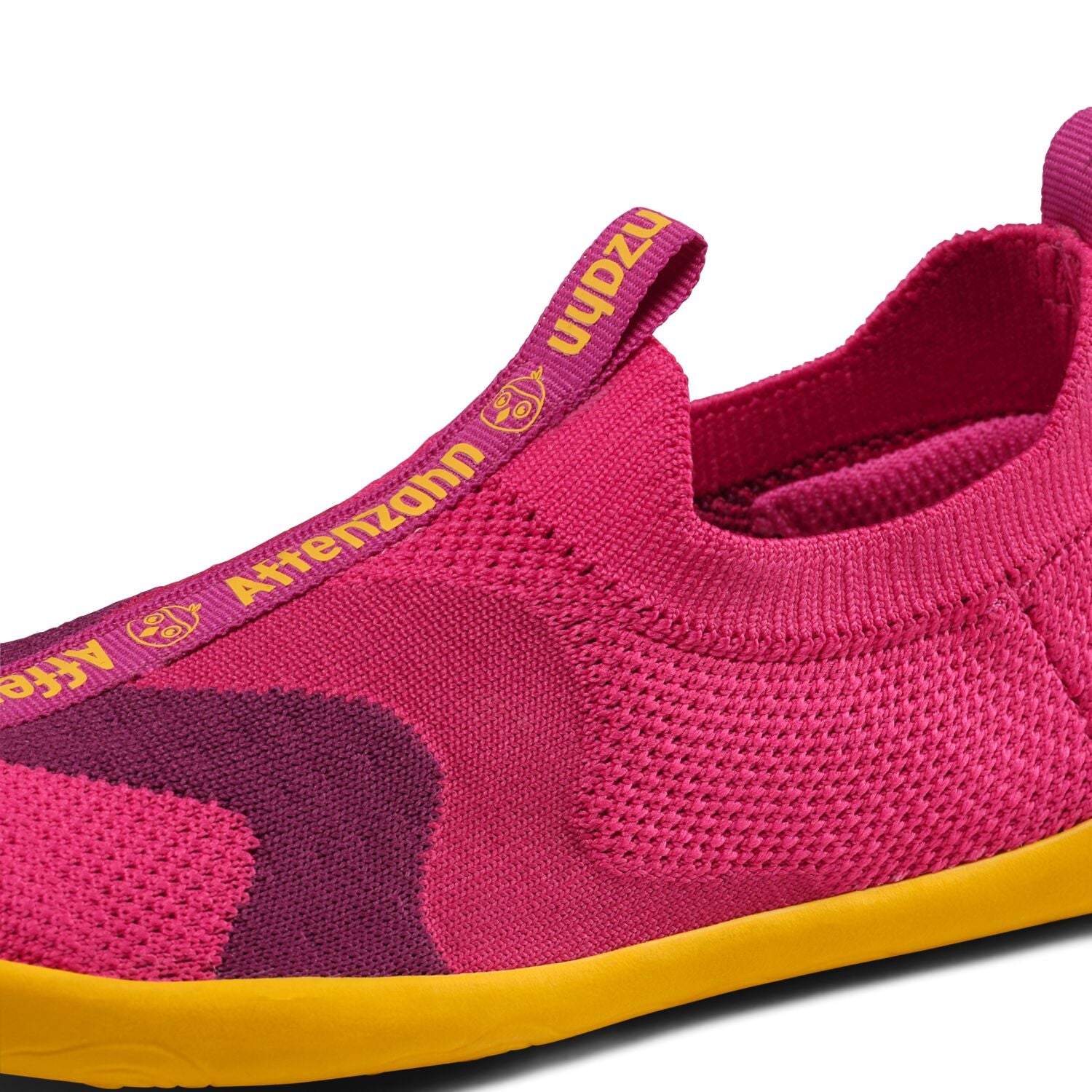Gemütlicher Hausschuh aus weichem Strickstoff mit niedlichem Vogel-Design. Der Knit Flink Vogel von Affenzahn überzeugt mit hohem Tragekomfort und kindgerechter Verarbeitung. Perfekt für zu Hause – wärmend, flexibel und angenehm an den Füßen.