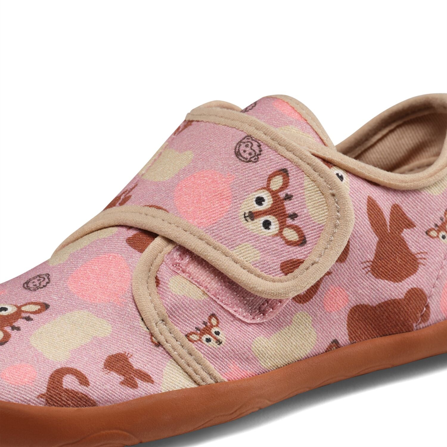 Gemütliche Hausschuhe aus weicher Baumwolle mit niedlichem Hirsch-Design. Die Slipper von Affenzahn überzeugen durch hohen Tragekomfort und kindgerechte Verarbeitung. Perfekt für entspannte Momente zu Hause – leicht anzuziehen und angenehm warm an den Füßen.