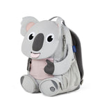Der Rucksack Large Friend Koala von Affenzahn ist der perfekte Begleiter für Kinder im Alltag und auf Abenteuern. Mit seinem niedlichen Koala-Design und hochwertiger Verarbeitung bietet er ausreichend Platz für Schulutensilien, Spielzeug und persönliche Gegenstände. Der ergonomische Schnitt sorgt für angenehmen Tragekomfort, während die robusten Materialien Langlebigkeit garantieren. Ideal für Schule, Ausflüge und Reisen – ein treuer Freund für jedes Abenteuer.