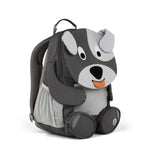Der Rucksack Large Friend Hund von Affenzahn ist der perfekte Begleiter für kleine Abenteurer. Mit seinem liebevollen Hundedesign und der robusten Verarbeitung bietet er ausreichend Platz für Schulutensilien, Spielzeug und persönliche Gegenstände. Die ergonomischen Schultergurte sorgen für angenehmen Tragekomfort, während die hochwertige Verarbeitung Langlebigkeit garantiert. Ideal für Kinder, die ihren eigenen Stil ausdrücken möchten – praktisch, sicher und wunderbar niedlich.