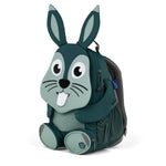 Der Rucksack Large Friend Hase von Affenzahn ist der perfekte Begleiter für Kinder im Alltag und auf Abenteuern. Mit seinem niedlichen Hasen-Design und der robusten Verarbeitung bietet er ausreichend Platz für Schulutensilien, Spielzeug und persönliche Gegenstände. Die ergonomischen Schultergurte sorgen für angenehmen Tragekomfort, während die hochwertige Verarbeitung Langlebigkeit garantiert. Ideal für Kindergarten, Schule oder Ausflüge – ein treuer Freund, der Kinder überallhin begleitet.
