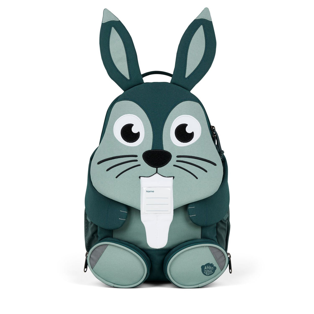 Der Rucksack Large Friend Hase von Affenzahn ist der perfekte Begleiter für Kinder im Alltag und auf Abenteuern. Mit seinem niedlichen Hasen-Design und der robusten Verarbeitung bietet er ausreichend Platz für Schulutensilien, Spielzeug und persönliche Gegenstände. Die ergonomischen Schultergurte sorgen für angenehmen Tragekomfort, während die hochwertige Verarbeitung Langlebigkeit garantiert. Ideal für Kindergarten, Schule oder Ausflüge – ein treuer Freund, der Kinder überallhin begleitet.