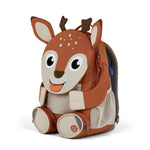Der Rucksack Large Friend Reh ist ein praktischer Begleiter für den Alltag. Mit seinem geräumigen Fassungsvermögen bietet er ausreichend Platz für Schulutensilien, Bücher und persönliche Gegenstände. Das robuste Material sorgt für Langlebigkeit und Strapazierfähigkeit. Die ergonomischen Schultergurte ermöglichen einen angenehmen Tragekomfort, auch bei längeren Tragezeiten. Das niedliche Reh-Design macht den Rucksack zu einem beliebten Accessoire für Kinder und Jugendliche. Ideal für Schule, Freizeit und Aus