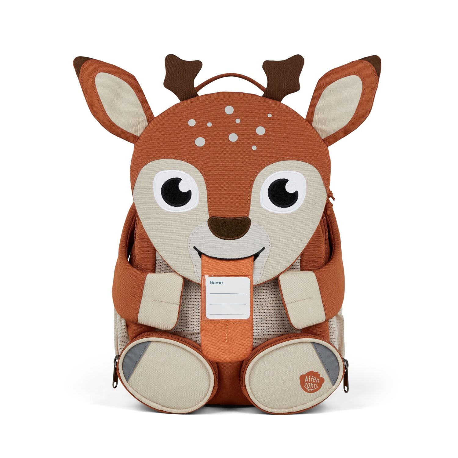 Der Rucksack Large Friend Reh ist ein praktischer Begleiter für den Alltag. Mit seinem geräumigen Fassungsvermögen bietet er ausreichend Platz für Schulutensilien, Bücher und persönliche Gegenstände. Das robuste Material sorgt für Langlebigkeit und Strapazierfähigkeit. Die ergonomischen Schultergurte ermöglichen einen angenehmen Tragekomfort, auch bei längeren Tragezeiten. Das niedliche Reh-Design macht den Rucksack zu einem beliebten Accessoire für Kinder und Jugendliche. Ideal für Schule, Freizeit und Aus