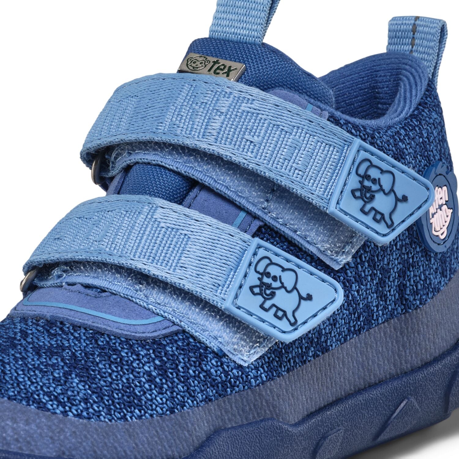 Der ideale Begleiter für die herbstliche Übergangszeit: Unser bunter Barfußschuh Happy von Affenzahn ist wasserdicht &amp; kalt gefüttert. Einfach mit Klettverschlüssen auf und zu zumachen. - Obermaterial: bluesign®-zertifiziertes Polyester Knit