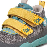 Der ideale Begleiter für die herbstliche Übergangszeit: Unser bunter Barfußschuh Happy von Affenzahn ist wasserdicht &amp; kalt gefüttert. Einfach mit Klettverschlüssen auf und zu zumachen. - Obermaterial: bluesign®-zertifiziertes Polyester Knit
