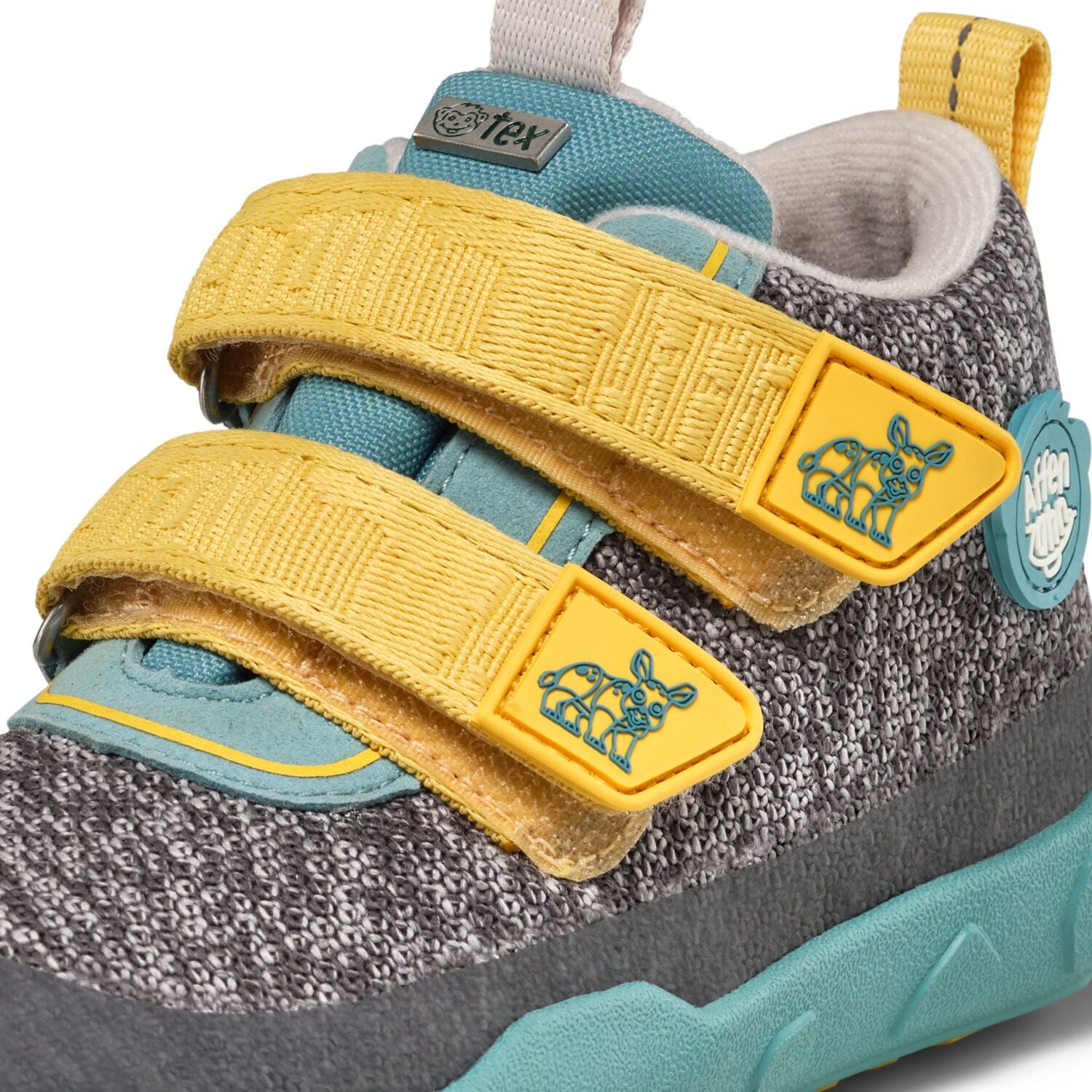 Der ideale Begleiter für die herbstliche Übergangszeit: Unser bunter Barfußschuh Happy von Affenzahn ist wasserdicht &amp; kalt gefüttert. Einfach mit Klettverschlüssen auf und zu zumachen. - Obermaterial: bluesign®-zertifiziertes Polyester Knit
