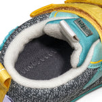 Der ideale Begleiter für die herbstliche Übergangszeit: Unser bunter Barfußschuh Happy von Affenzahn ist wasserdicht &amp; kalt gefüttert. Einfach mit Klettverschlüssen auf und zu zumachen. - Obermaterial: bluesign®-zertifiziertes Polyester Knit
