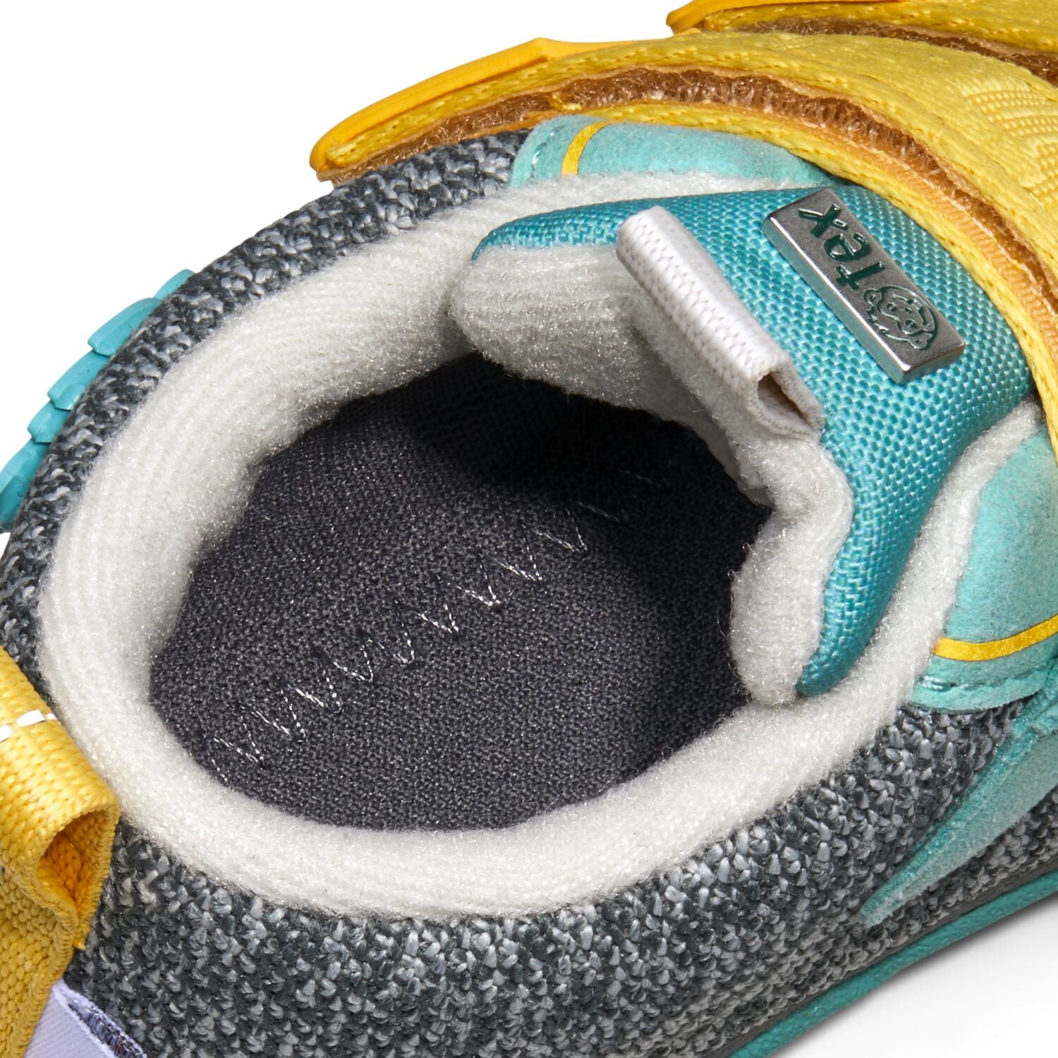 Der ideale Begleiter für die herbstliche Übergangszeit: Unser bunter Barfußschuh Happy von Affenzahn ist wasserdicht &amp; kalt gefüttert. Einfach mit Klettverschlüssen auf und zu zumachen. - Obermaterial: bluesign®-zertifiziertes Polyester Knit
