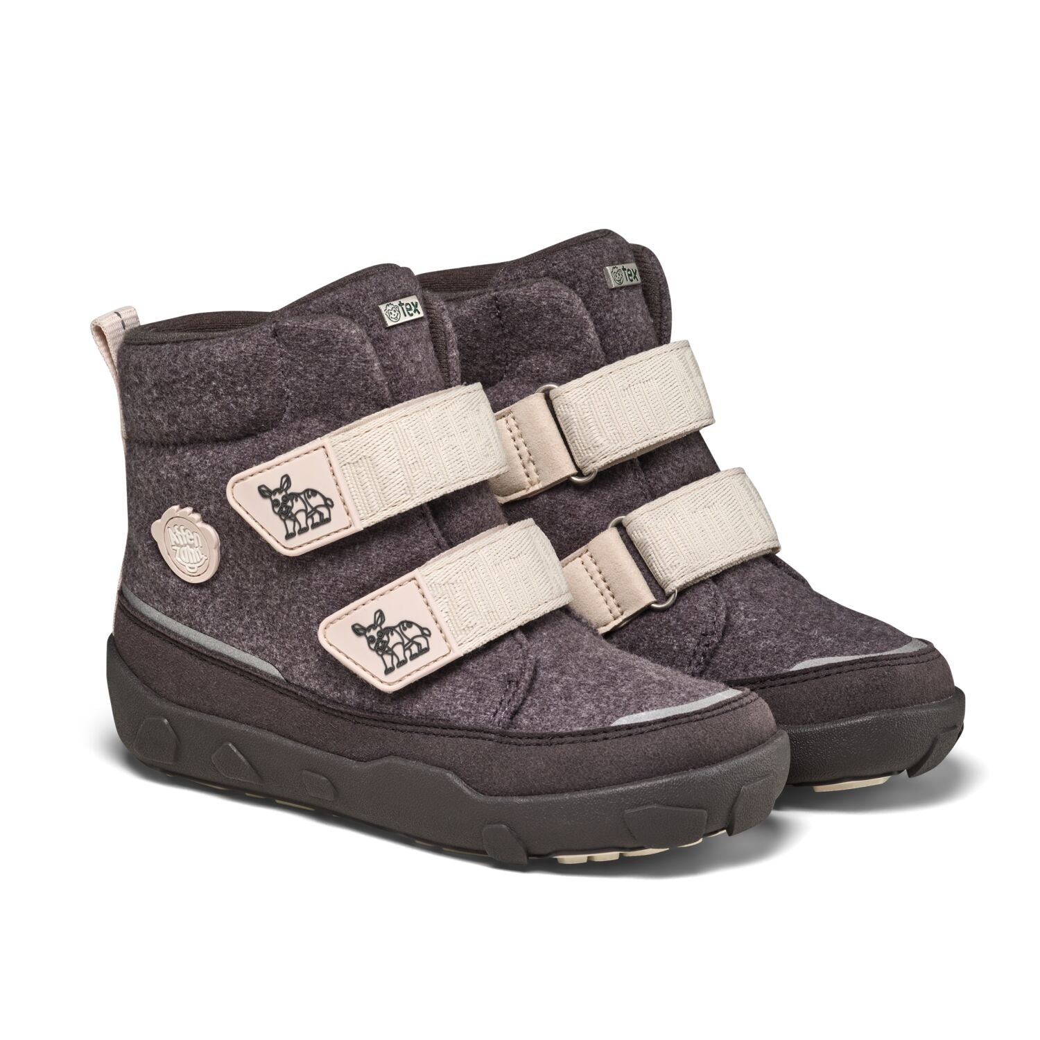 Der klassische Winterstiefel Wolle Comfy von Affenzahn &nbsp;aus recycelter Wolle ist warm gefüttert und wasserdicht. Mit zwei Klettverschlüssen kinderleicht zu Öffnen und zu Schließen.
