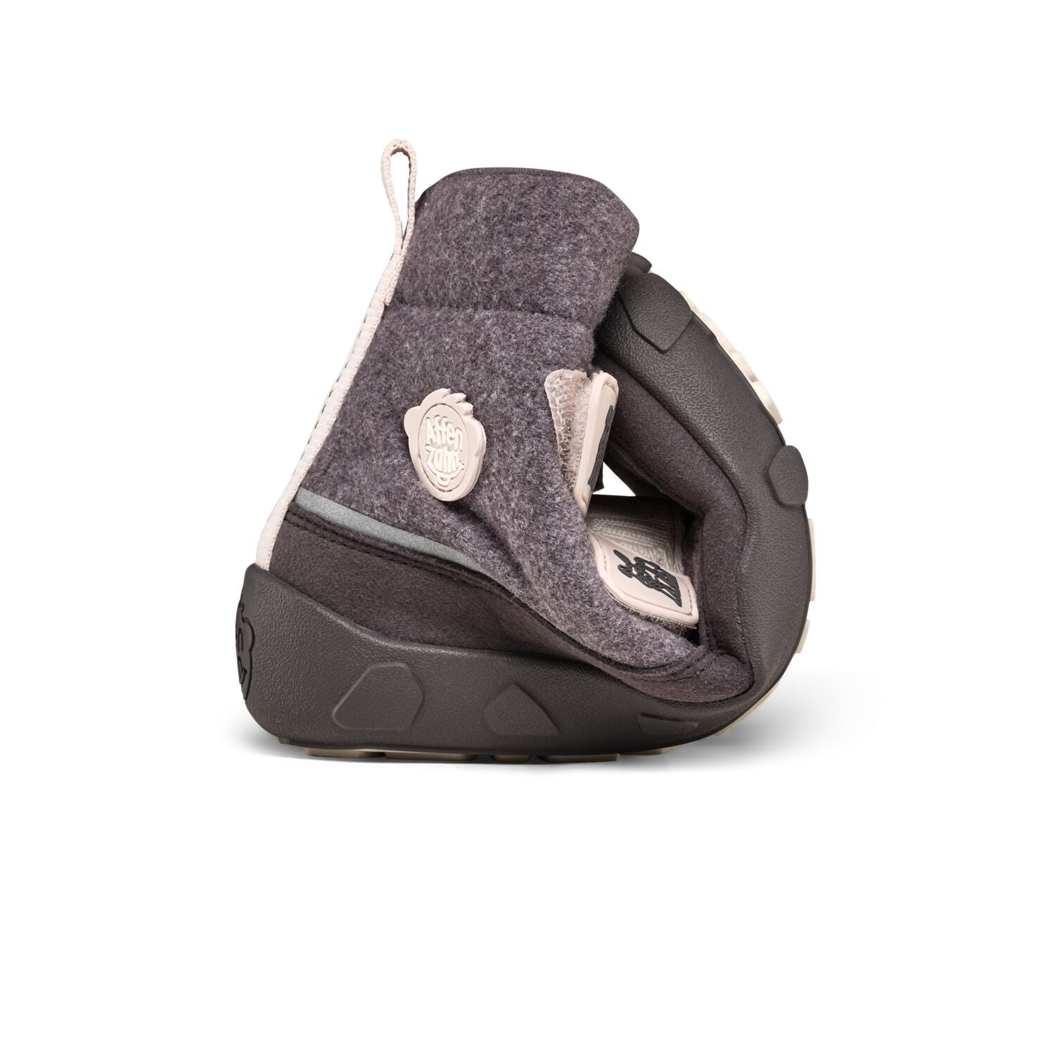 Der klassische Winterstiefel Wolle Comfy von Affenzahn &nbsp;aus recycelter Wolle ist warm gefüttert und wasserdicht. Mit zwei Klettverschlüssen kinderleicht zu Öffnen und zu Schließen.
