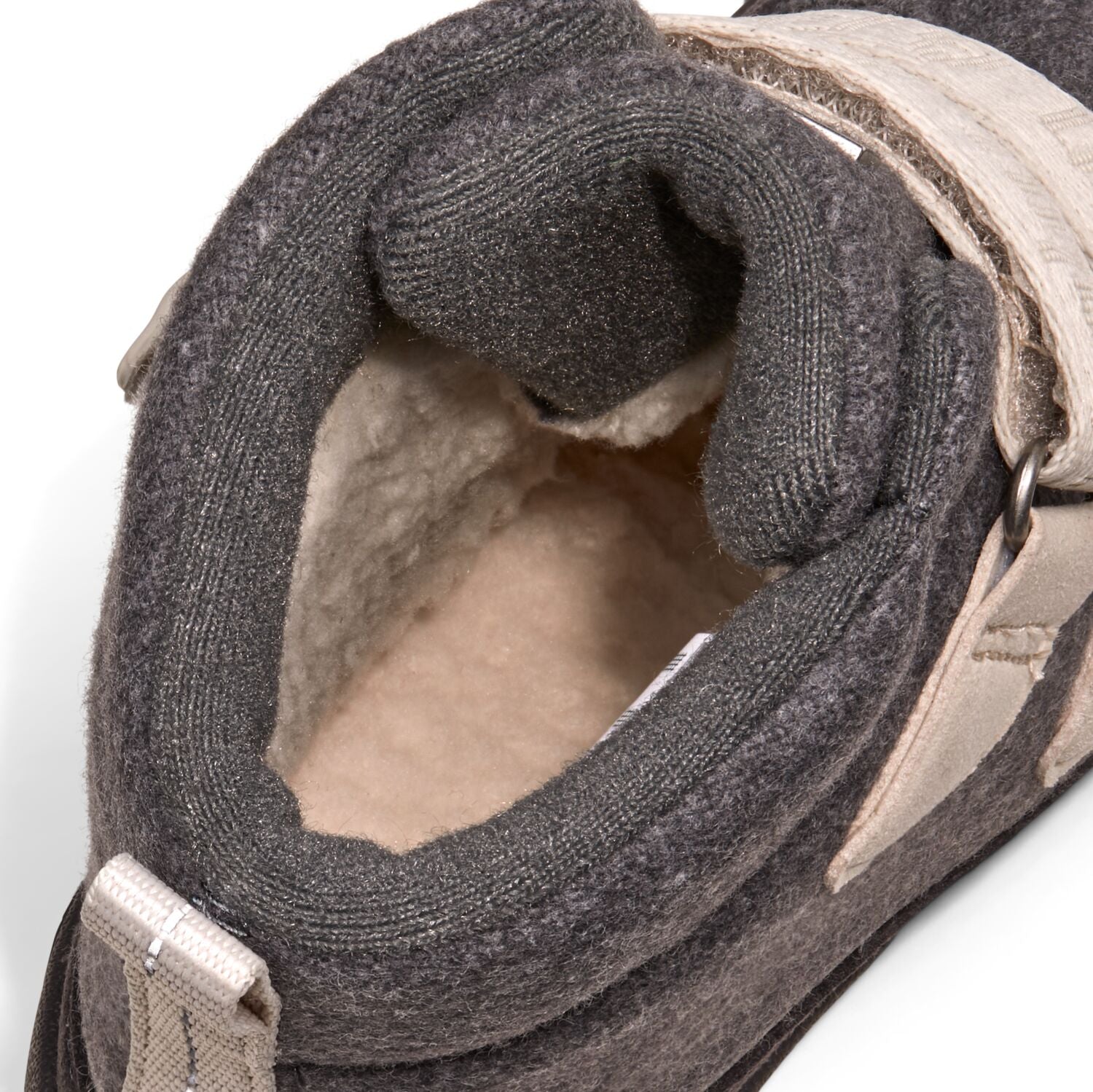 Der klassische Winterstiefel Wolle Comfy von Affenzahn &nbsp;aus recycelter Wolle ist warm gefüttert und wasserdicht. Mit zwei Klettverschlüssen kinderleicht zu Öffnen und zu Schließen.
