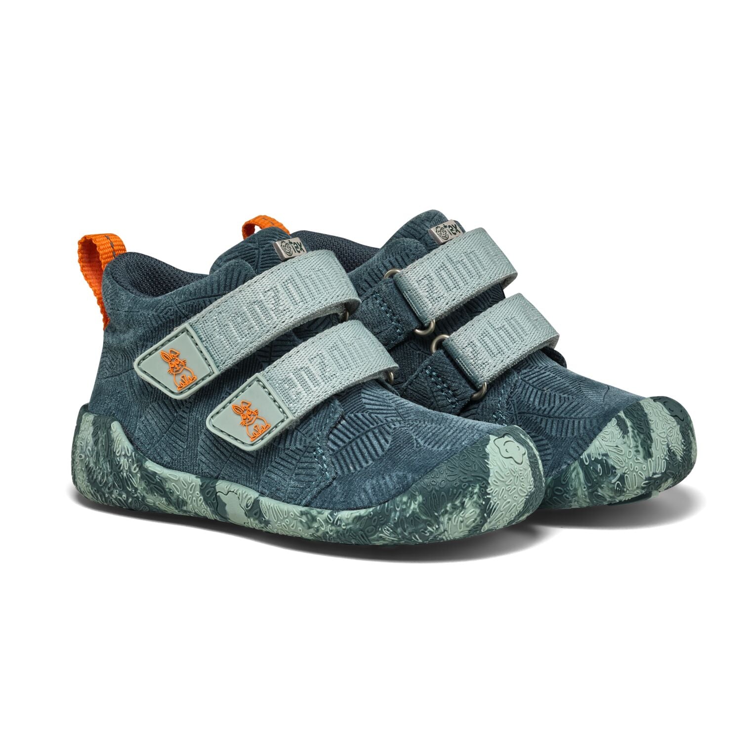 Der Lauflerner Übergangsschuh Talky von Affenzahn begleitet Ihr Kind sicher in die nächste Phase des Laufenlernens. Mit hochwertigem Leder und ergonomischem Design bietet dieser Schuh optimale Unterstützung für wachsende Füße. Die flexible Sohle ermöglicht natürliche Bewegungsabläufe, während die robuste Verarbeitung Langlebigkeit garantiert. Perfekt für aktive Kleinkinder, die ihre Welt erkunden möchten.