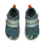 Wasserdicht, reflektierend und rutschfest: Der neue Lauflernschuh Talky von Affenzahn aus weichem, verantwortungsvoll produziertem Leder begleitet Lauflerner durch die nass-kalte Jahreszeit. Für Halt sorgt die neue Profilsohle, für Aufsehen das tierisch gute Design.