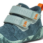 Der Lauflerner Übergangsschuh Talky von Affenzahn begleitet Ihr Kind sicher in die nächste Phase des Laufenlernens. Mit hochwertigem Leder und ergonomischem Design bietet dieser Schuh optimale Unterstützung für wachsende Füße. Die flexible Sohle ermöglicht natürliche Bewegungsabläufe, während die robuste Verarbeitung Langlebigkeit garantiert. Perfekt für aktive Kleinkinder, die ihre Welt erkunden möchten.